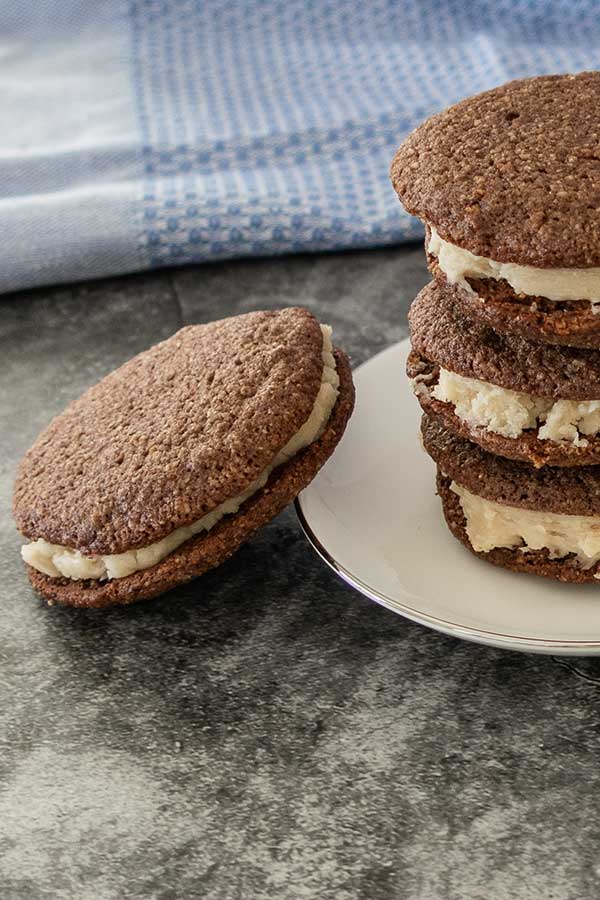 close up of oreo cookies on a plate